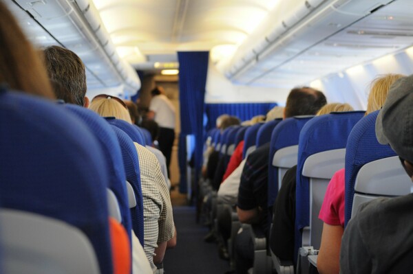 FT: Γιατί δεν είναι εφικτή η τήρηση των αποστάσεων στα αεροπλάνα
