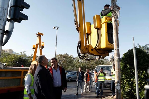 Πάνω από 3.500 αφίσες και μπάνερ ξηλώθηκαν από δρόμους της Αθήνας και όλης της Αττικής