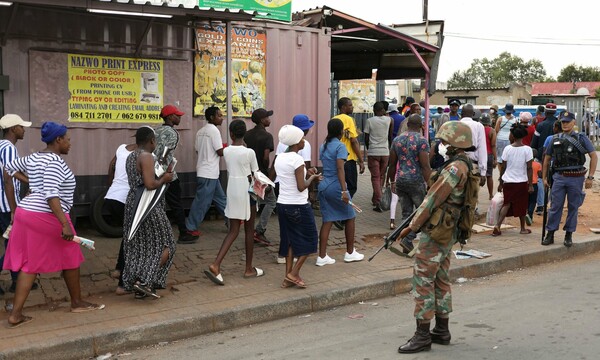 Νότια Αφρική: Αστυνομικοί άνοιξαν πυρ με πλαστικές σφαίρες σε πελάτες σουπερμάρκετ εν μέσω lockdown