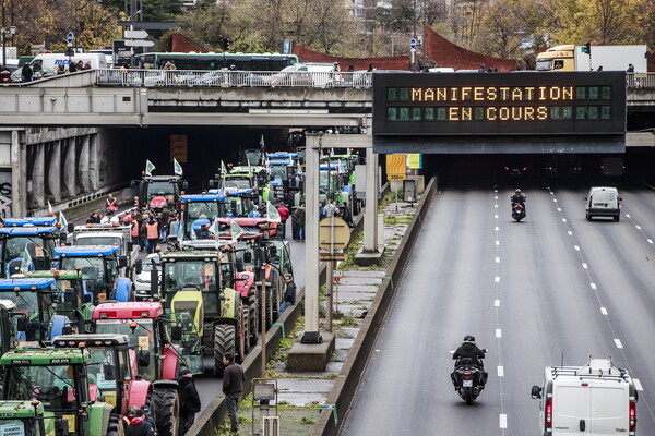 Γαλλία: Αγρότες έριξαν σανό και «κατέβασαν» στο Παρίσι εκατοντάδες τρακτέρ