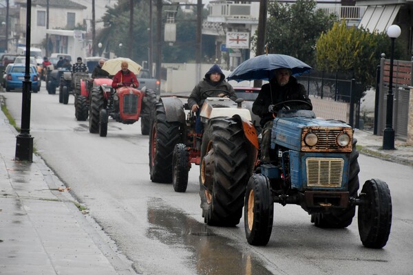 Καρδίτσα: Οι αγρότες έβγαλαν τα τρακτέρ στους δρόμους, τι ζητούν