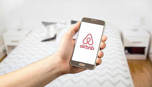 Airbnb & HomeΑway: Πάνω από ένα δισ. ευρώ ο τζίρος από τις βραχυχρόνιες μισθώσεις στην Ελλάδα