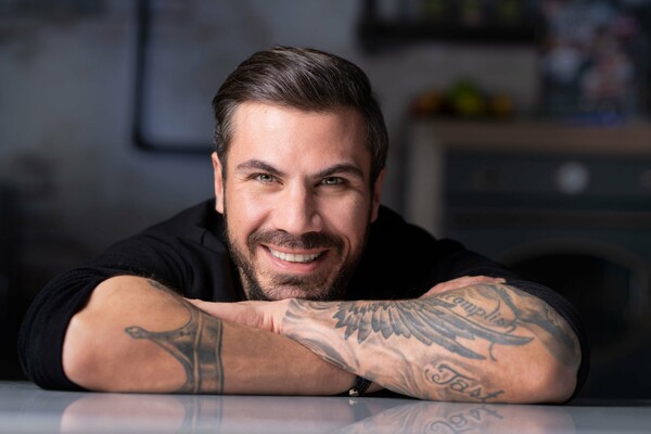 Άκης Πετρετζίκης: Ο πιο δημοφιλής σεφ της Ελλάδας αφηγείται τη ζωή του στη LiFO