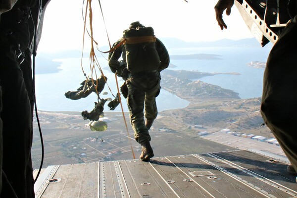 ΓΕΕΘΑ: Νεκρός αλεξιπτωτιστής έπειτα από επιχειρησιακό άλμα