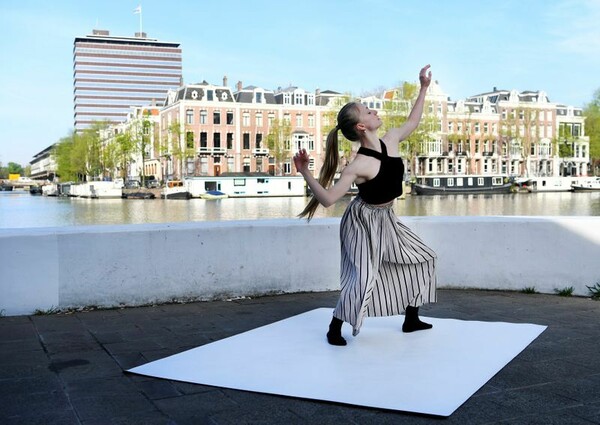 Χορογραφία για τον κορωνοϊό - Μπαλέτο στους άδειους δρόμους του Άμστερνταμ