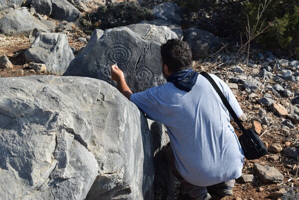 Ο αποκρυπτογράφος των τοιχογραφιών στην Αρχαία Θήρα, την Κνωσό και τις Μυκήνες
