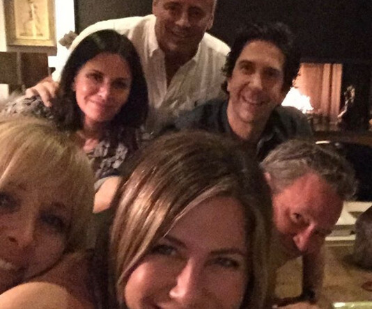 H Τζένιφερ Άνιστον έφτιαξε Instagram και το εγκαινίασε με μία της selfie με τα Φιλαράκια
