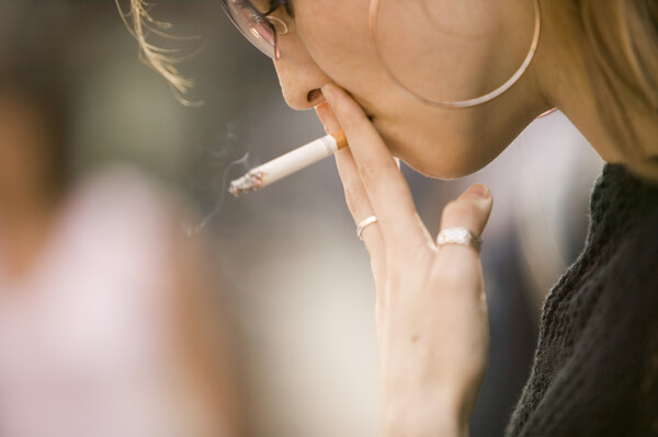 Δημοσκόπηση για αντικαπνιστικό: Τι λένε οι πολίτες και πόσοι αντιδρούν τελικά στην απαγόρευση του τσιγάρου