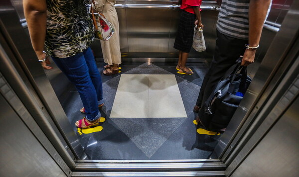Κορωνοϊός: Πώς μία ασυμπτωματική ασθενής μόλυνε 71 άτομα- Μέσω του ασανσέρ