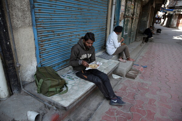 Ινδία: Η καθημερινότητα των αστέγων εν μέσω κορωνοϊού - «Η ζωή μας δεν έχει καμία αξία για κανέναν»
