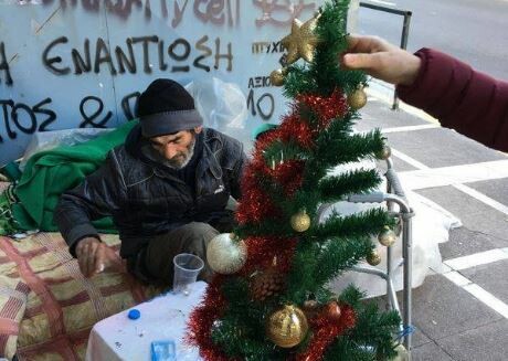 Πέθανε ο άστεγος της οδού Σταδίου που στόλιζε κάθε χρόνο χριστουγεννιάτικο δέντρο