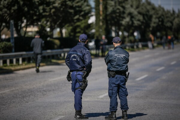 Επιχείρηση αντιτρομοκρατικής: Καλάσνικοφ και ούζι είχαν στο αυτοκίνητο οι 3 συλληφθέντες