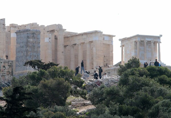 Ημέρες κορωνοϊού στην άδεια Αθήνα - Φωτογραφικό οδοιπορικό στην πόλη