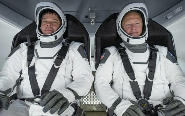 NASA - LIVE: Ιστορική επανδρωμένη πτήση στο Διάστημα - Η SpaceX του Έλον Μασκ γράφει ιστορία