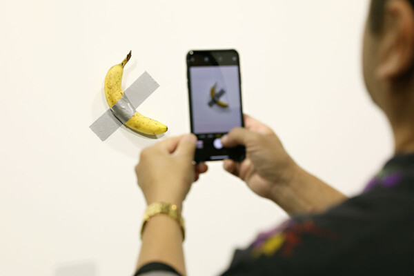 Καλλιτέχνης ξεκόλλησε και έφαγε την μπανάνα αξίας 120.000 δολαρίων του Μαουρίτσιο Κατελάν