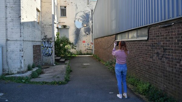 Το «Κορίτσι με το τρυπημένο τύμπανο» του Banksy «φόρεσε» μάσκα για τον κορωνοϊό