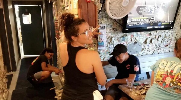 «Ξεκόλλησαν» 14.000 δολάρια από μπαρ και τα δώρισαν στους πληγέντες του τυφώνα Ντόριαν