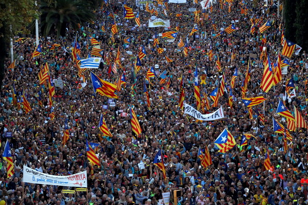 Λαοθάλασσα διαδηλωτών στη Βαρκελώνη - Γιατί πέταξαν μπάλες στους αστυνομικούς