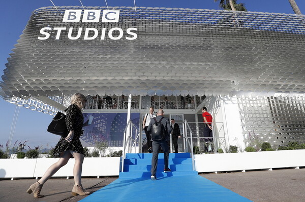 «Ψαλίδι» στο BBC News- Κόβονται 450 θέσεις εργασίας