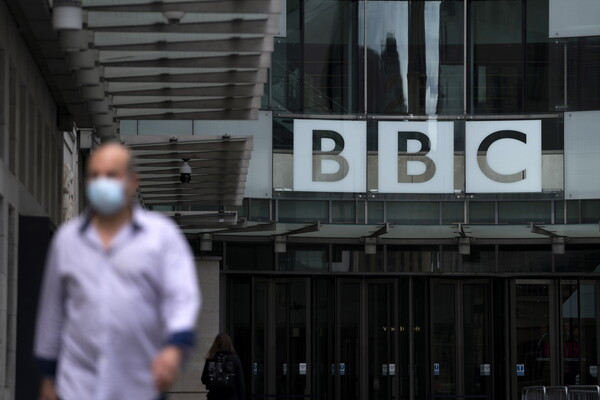 Απολύσεις στα βρετανικά ΜΜΕ λόγω κορωνοϊού- Περισσότερες θέσεις εργασίας καταργεί το BBC