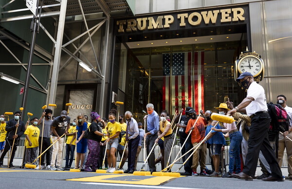 Με τεράστια κίτρινα γράμματα το σύνθημα ‘Black Lives Matter’ - Έξω από το Trump Tower