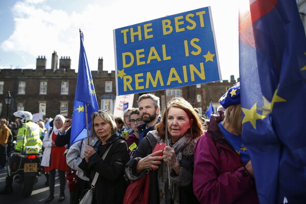 Πανηγυρισμοί για την αναβολή του Brexit - Χιλιάδες Βρετανοί στους δρόμους ζητούν νέο δημοψήφισμα