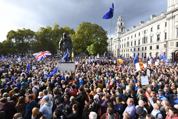 Πανηγυρισμοί για την αναβολή του Brexit - Χιλιάδες Βρετανοί στους δρόμους ζητούν νέο δημοψήφισμα