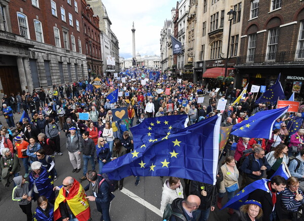 Πανηγυρισμοί για την αναβολή του Brexit - Χιλιάδες Βρετανοί στους δρόμους ζητούν νέο δημοψήφισμα