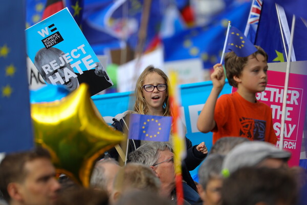 Πανηγυρισμοί για την αναβολή του Brexit - Χιλιάδες Βρετανοί στους δρόμους ζητούν νέο δημοψήφισμα