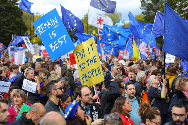 Πανηγυρισμοί για την αναβολή του Brexit - Χιλιάδες Βρετανοί στους δρόμους ζητούν νέο δημοψήφισμα