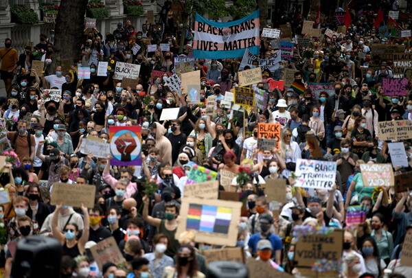Χιλιάδες ΛΟΑΤΚΙ+ άτομα στους δρόμους, κατά του ρατσισμού- Πορείες στην Ευρώπη και τις ΗΠΑ