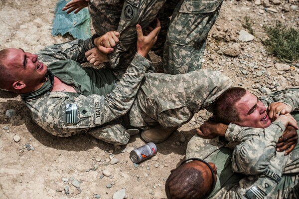 Ανένδοτος παραλογισμός: Οι απαγορευμένες εικόνες ενός φωτογράφου μάχης από το Ιράκ και το Αφγανιστάν
