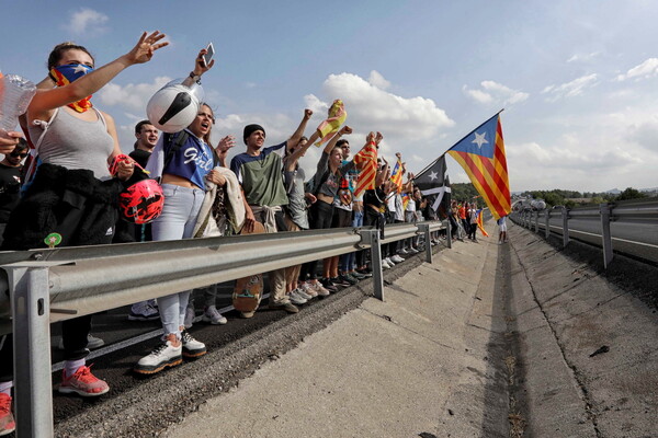 Ποινή κάθειρξης έως και 13 έτη στους ηγέτες της Καταλονίας - Στους δρόμους χιλιάδες διαδηλωτές