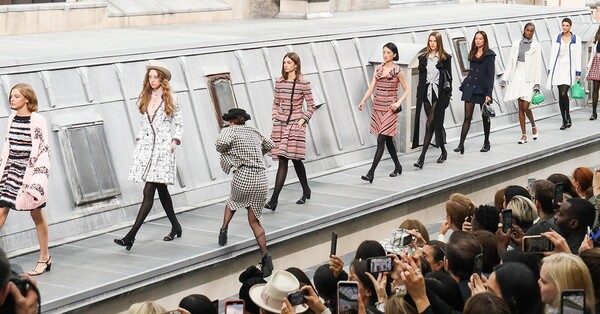 Εισβολή σε επίδειξη της Chanel - Η γυναίκα που τρόλαρε την Gigi Hadid και τα μοντέλα