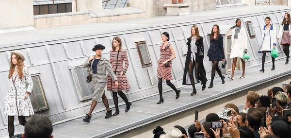 Εισβολή σε επίδειξη της Chanel - Η γυναίκα που τρόλαρε την Gigi Hadid και τα μοντέλα