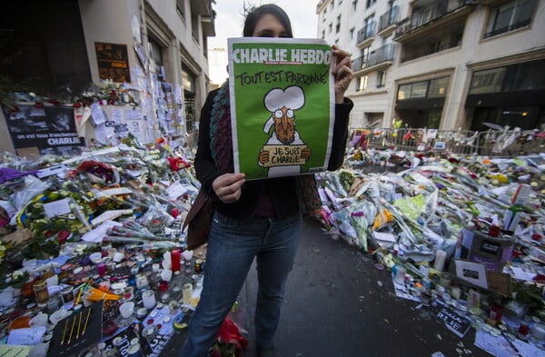 Το Charlie Hebdo αναδημοσίευσε τα σκίτσα του Μωάμεθ- Ξεκινά η δίκη για τη φονική επίθεση