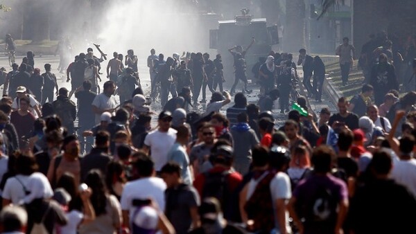 «Είμαστε σε πόλεμο»: Η Χιλή σε κατάσταση εκτάκτου ανάγκης - Συνεχίζονται ταραχές και λεηλασίες