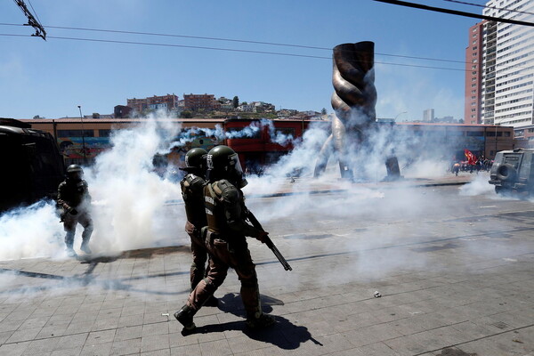 Διαδηλώσεις στη Χιλή: Καταγγελίες για βασανιστήρια, σεξουαλική βία και ξυλοδαρμούς από την αστυνομία