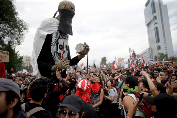 «Ιστορική διαδήλωση» - Ένα εκατομμύριο άνθρωποι στους δρόμους της Χιλής έστειλαν το μήνυμα στην κυβέρνηση