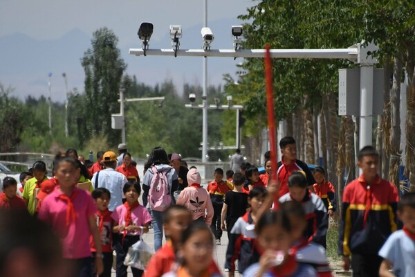 Ναόμι Κλάιν: Πώς οι τεχνολογικοί κολοσσοί προβάρουν μέσα στην πανδημία το μέλλον μας