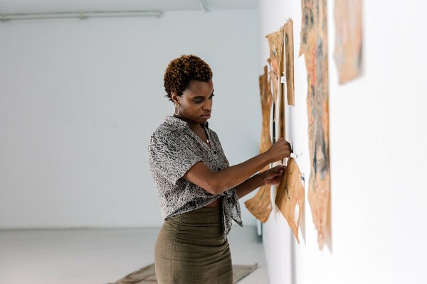 Chioma Ebinama: Γνωριμία με την Αμερικανο-νιγηριανή ζωγράφο που εκθέτει στην Αθήνα