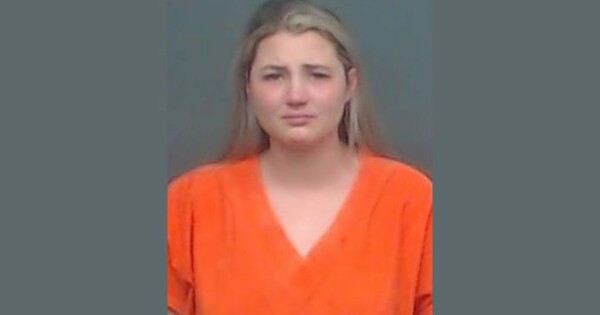 Συνελήφθη 24χρονη εκπαιδευτικός για σεξ με ανήλικους μαθητές - Στο σπίτι βρισκόταν και το παιδί της
