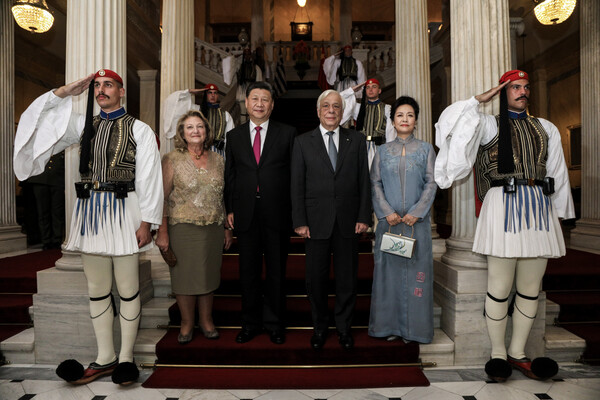Η δεξίωση στο Προεδρικό: «Πηγαδάκια», θερμές χειραψίες και χαμόγελα στο επίσημο δείπνο για τον Πρόεδρο της Κίνας