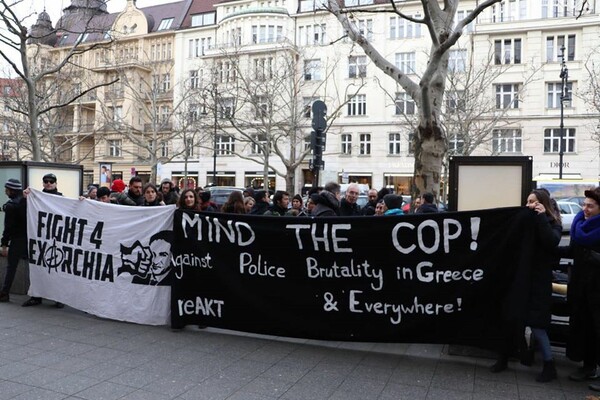 Διαμαρτυρία έξω από την ελληνική πρεσβεία στο Βερολίνο - Κατά της αστυνομικής αυθαιρεσίας στην Ελλάδα
