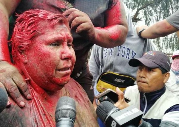 Άγριο λιντσάρισμα σε δήμαρχο στη Βολιβία - Την κούρεψαν και την περιέλουσαν με κόκκινη μπογιά
