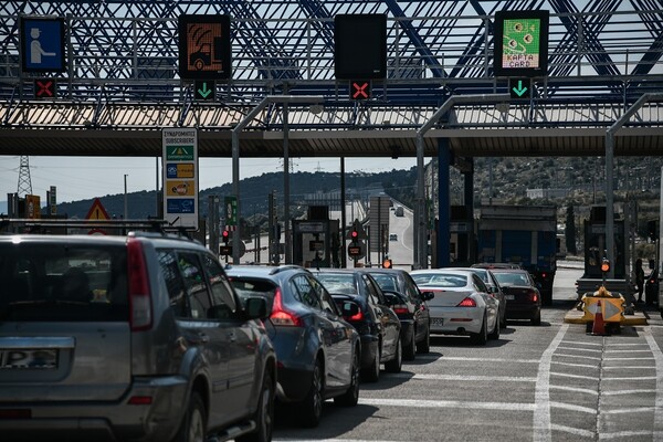 Ουρές στα διόδια: Φεύγουν μαζικά από Αθήνα μετά την άρση της απαγόρευσης