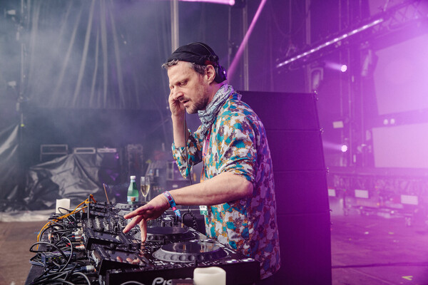 DJ Koze: «Οι DJs έχουν γίνει μηχανές marketing και PR»