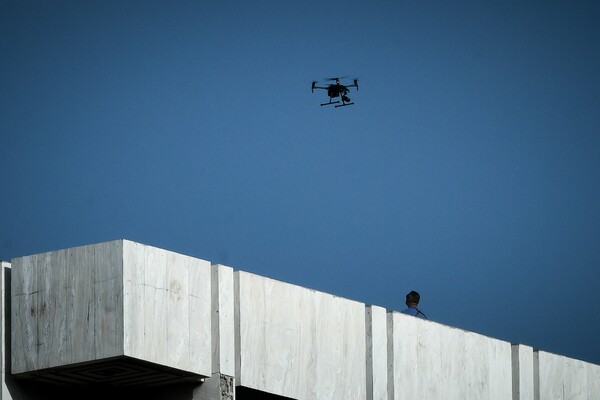 Τρίκαλα: Έριξαν με drone δέματα με κινητά στις φυλακές