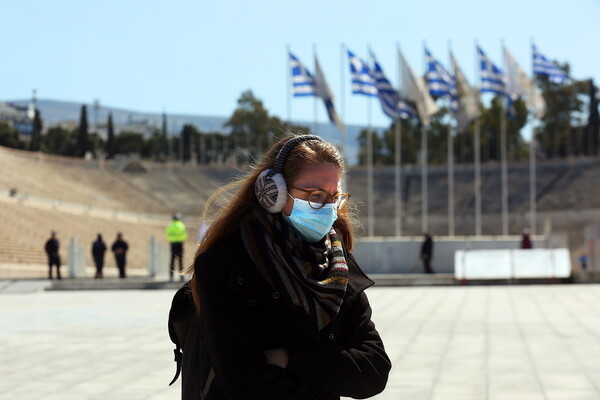 Κορωνοϊός: Βίντεο αποκαλύπτει πόσα σταγονίδια σάλιου μένουν στον αέρα με και χωρίς μάσκα