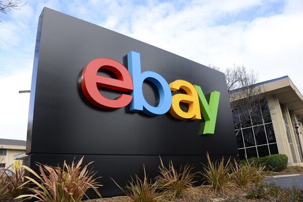 Πρώην στελέχη του eBay έστελναν από απειλητικά μηνύματα μέχρι ζωντανές κατσαρίδες σε ζευγάρι